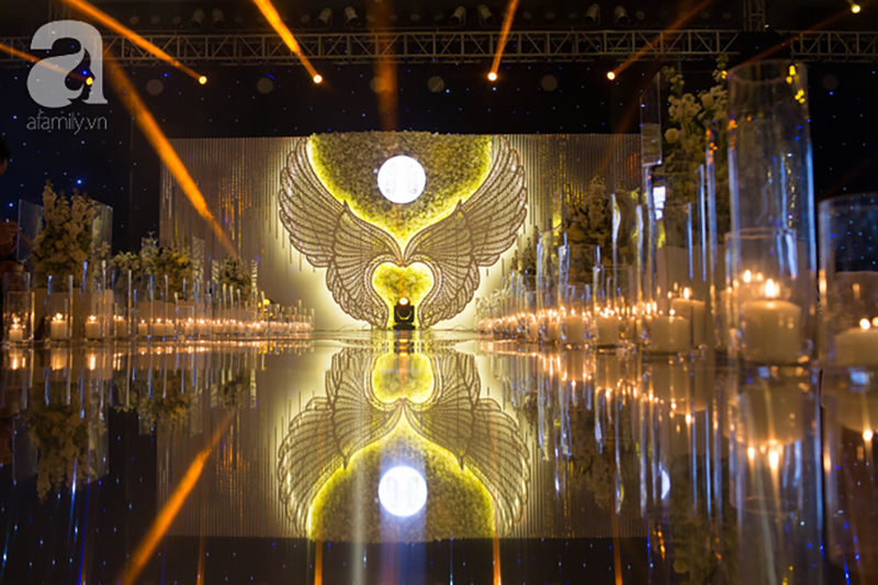 Đám cưới có 1-0-2 sang chảnh hết nấc: Sân khấu lộng lẫy, khách mời đa quốc gia, hoa tươi nhập khẩu tinh tế